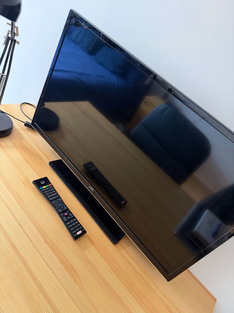 JVC 32" LED Smart TV with DVD player MODEL: LT-32C675(B)
