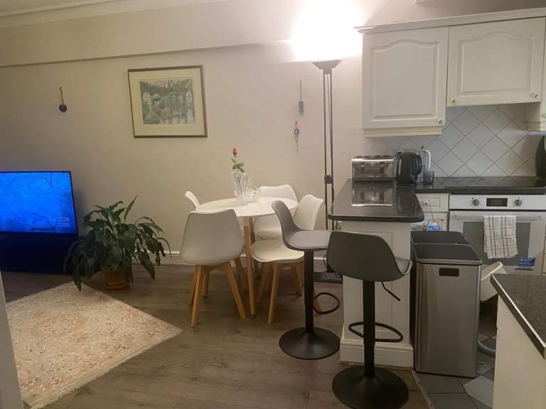 Spacious Double Room in Kensington 
