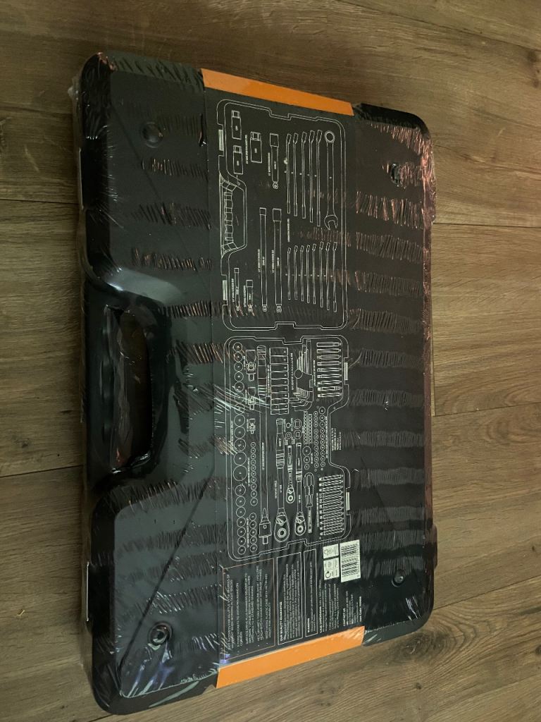 Brand new Halfords 150 piece set 