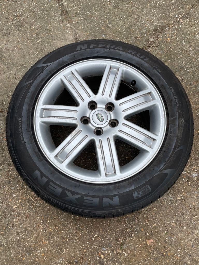 Land Rover wheel and tyre