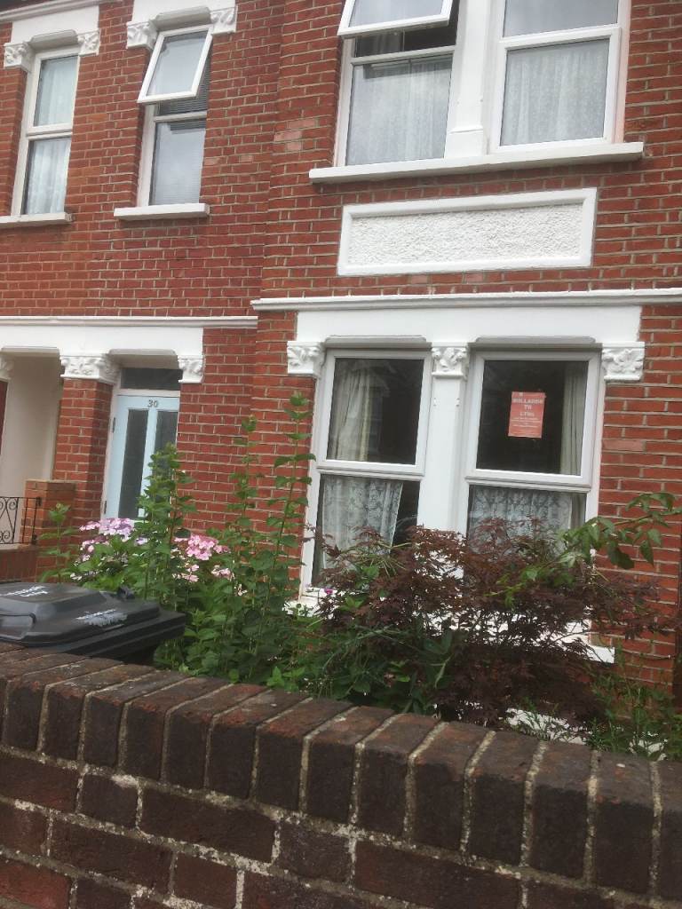 5 mins to South Ealing tube.