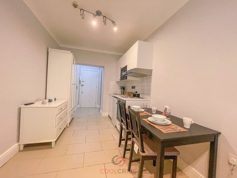  Large double studio flat in a in Notting Hill Gate, Linden Gardens, Notting Hill, W2.-Ref: 291