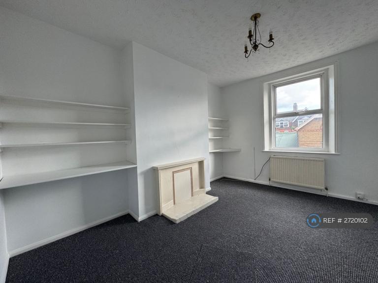 1 bedroom flat in Station Road, Westgate-On-Sea, CT8 (1 bed) (#2720102)