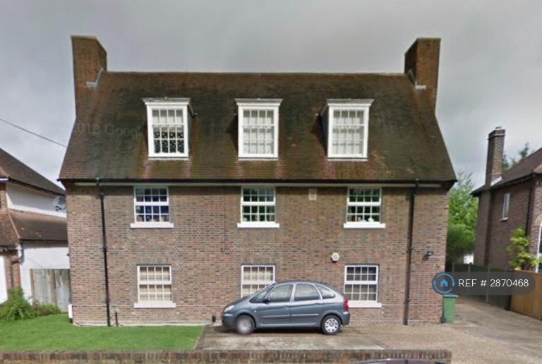 2 bedroom flat in Avondale Avenue, Esher, KT10 (2 bed) (#2870468)