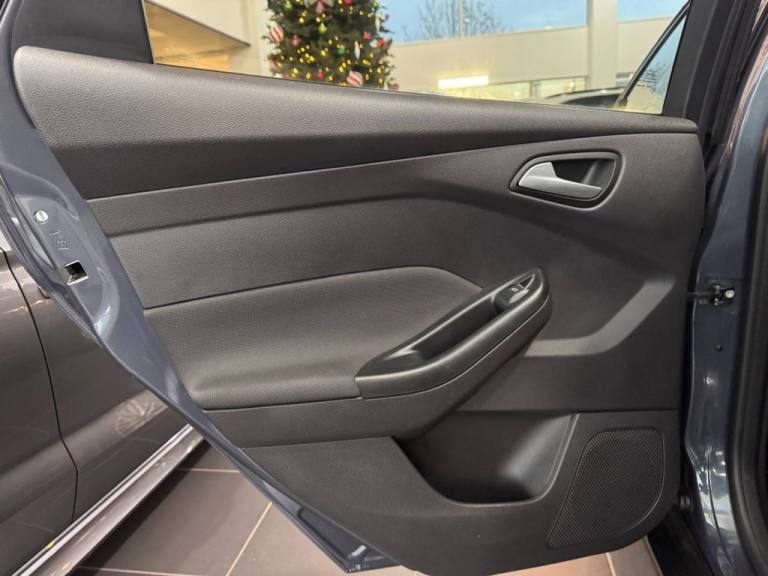 2014 Ford Focus 1.6 TDCi 115 Zetec Navigator 5dr HATCHBACK DIESEL Manual