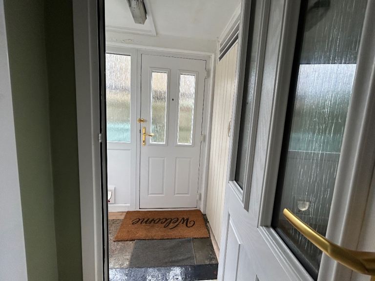 Double bedroom to rent in neat and tidy house on street parking available 