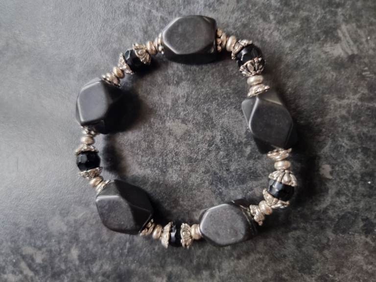 BLACK STONE SILVER BRACELET POSSIBLY WHITBY JET  ELASTICATED COSTUME JEWELLERY