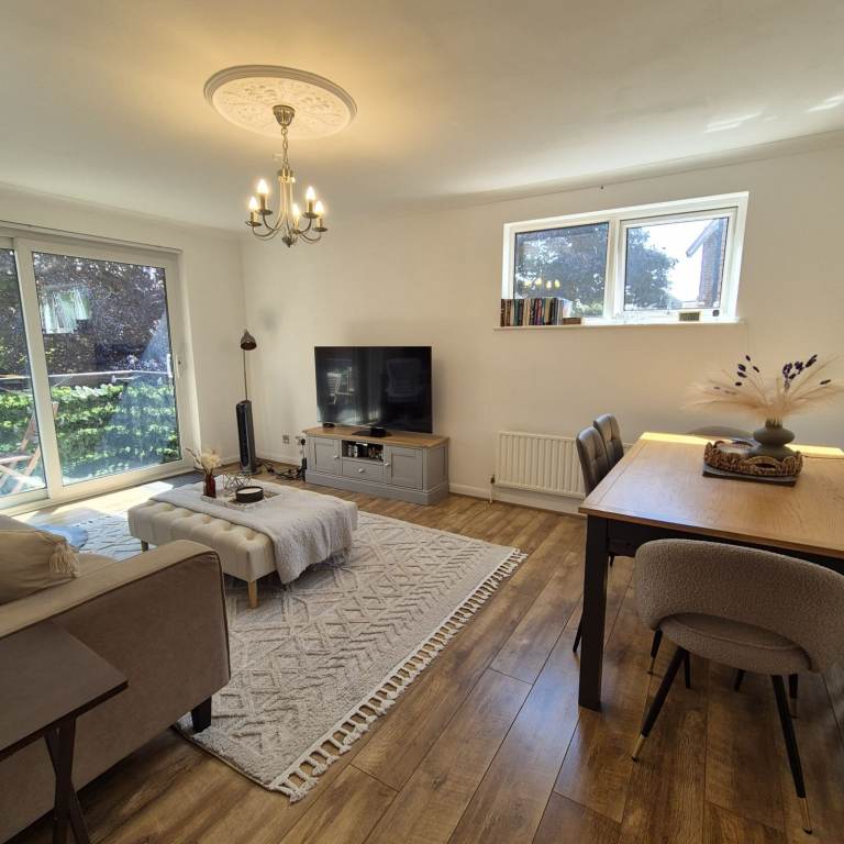 Lovely 2 bedroom ground floor flat with private garden for rent located next to Station in N18!