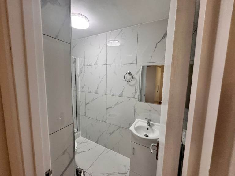 6-Bed All-Ensuite HMO – Newly Renovated in Walton-On-Thames