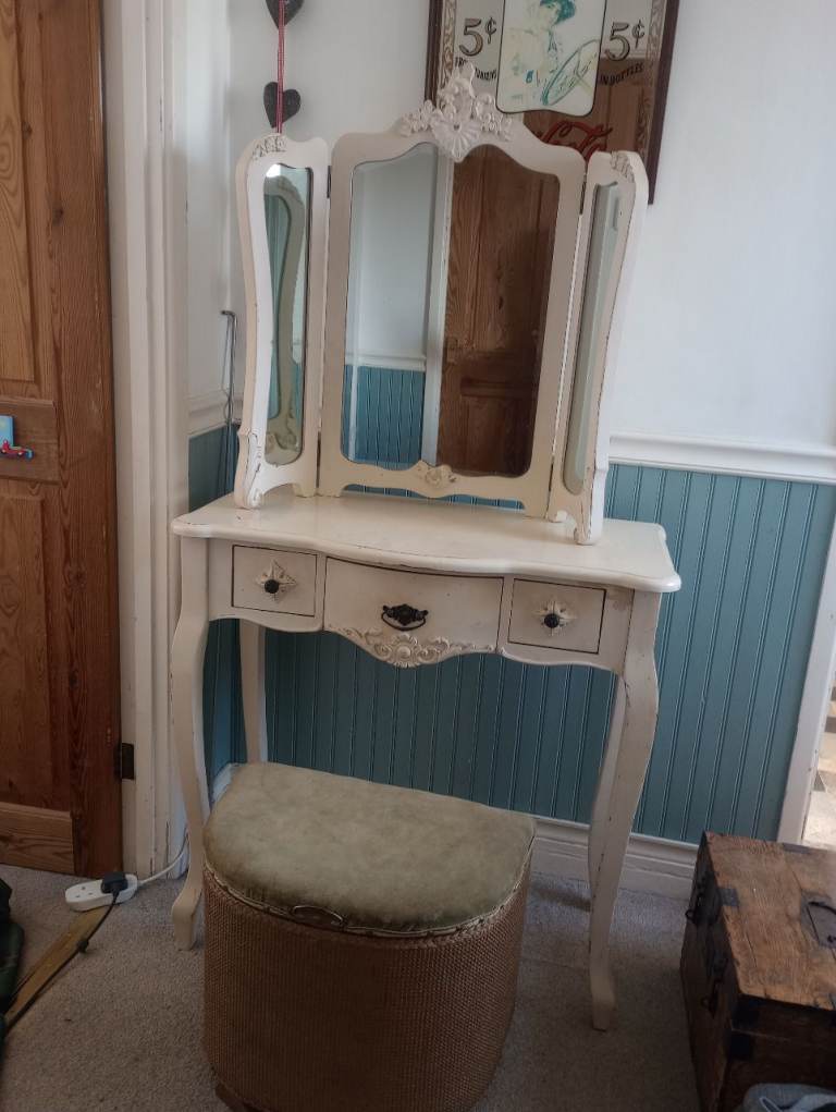 Dressing table with storage seat can sell separately 