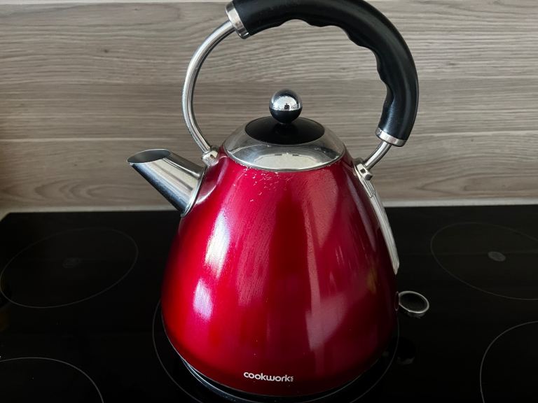 Cookworks Red Kettle and Swan Red Toaster Set – Good Condition