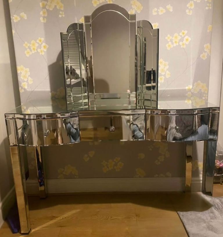 Mirrored dressing table