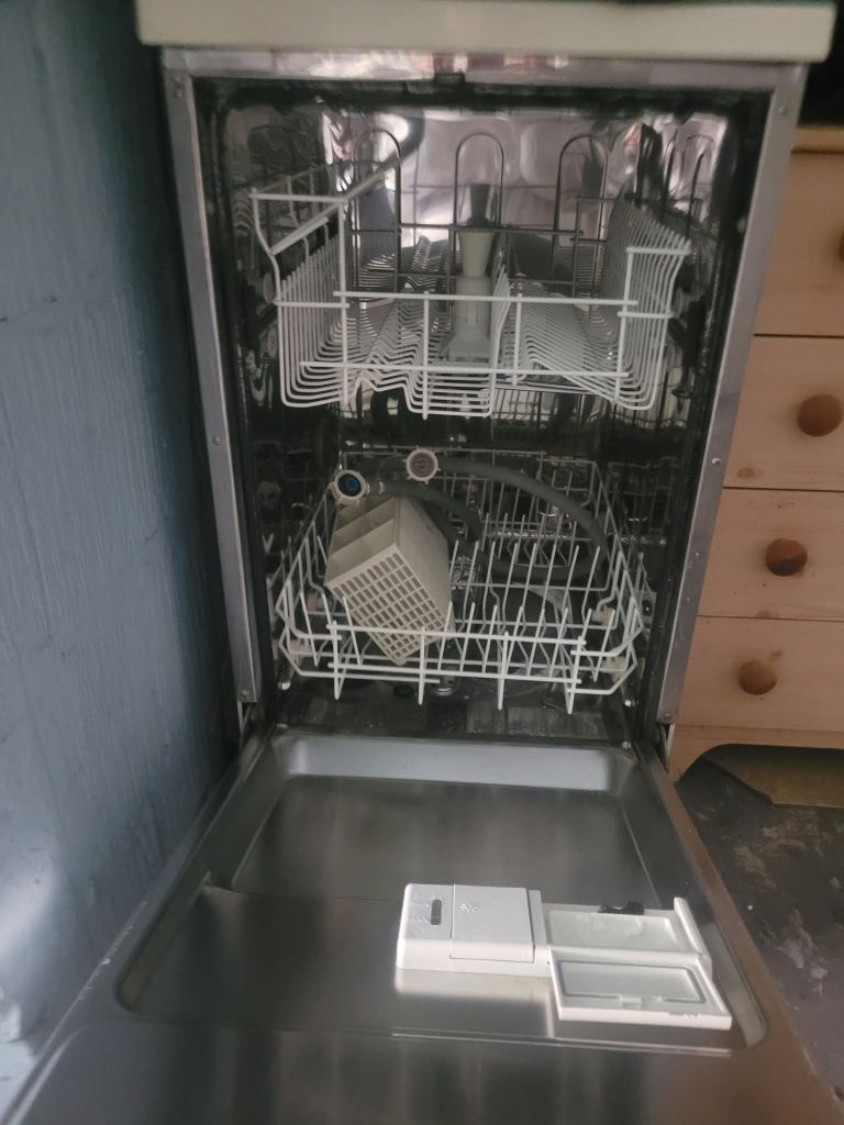 Freestanding Dishwasher – White, Good Condition