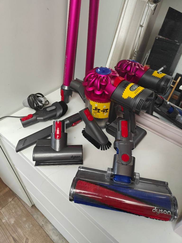 Dyson v7 stick vacuum fully functional Clean can drop local for extra. Scruffy wand 