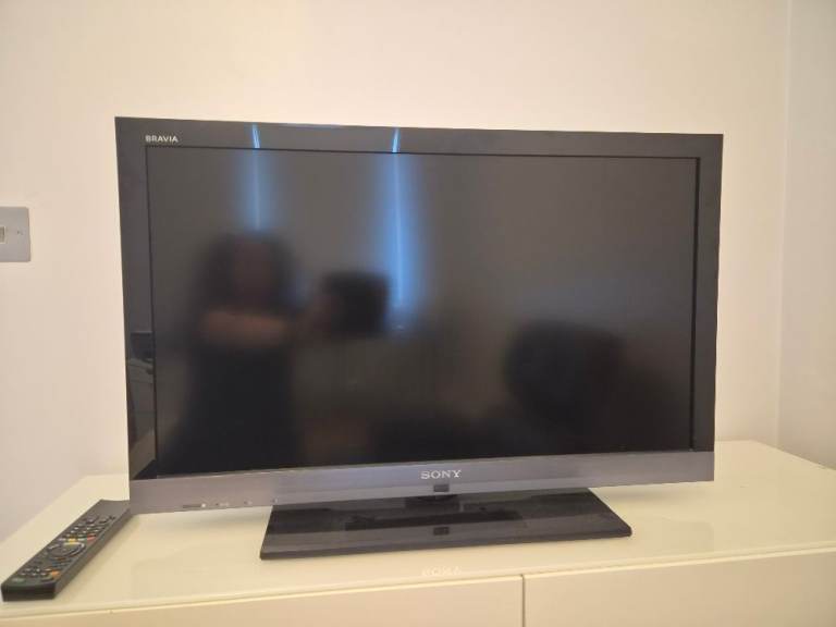 Sony Bravia 32" HD LCD SMART TV KDL-32EX713 with stand and remote – Perfect working condition