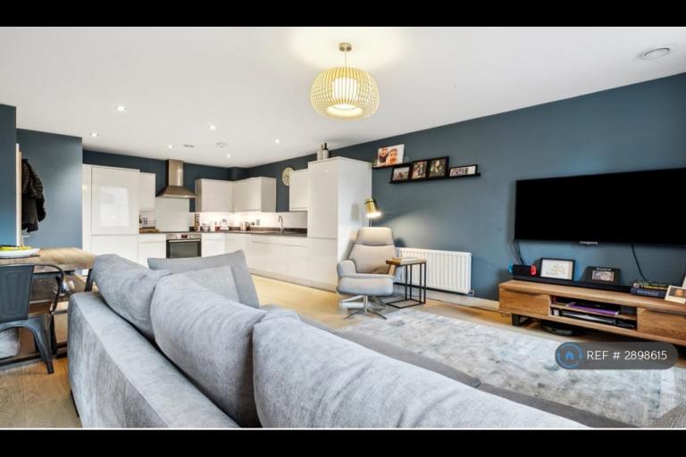 2 bedroom flat in Wandsworth High Street, London, SW18 (2 bed) (#2898615)