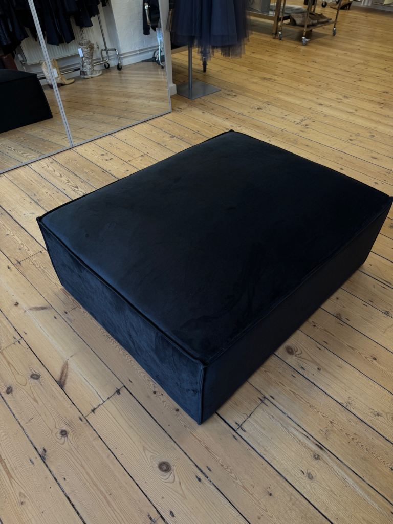 Black velvet pouf 