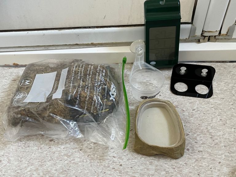 Reptile Accessories Bundle – Thermometer, Mealworm Feeder & Feeding Bowls