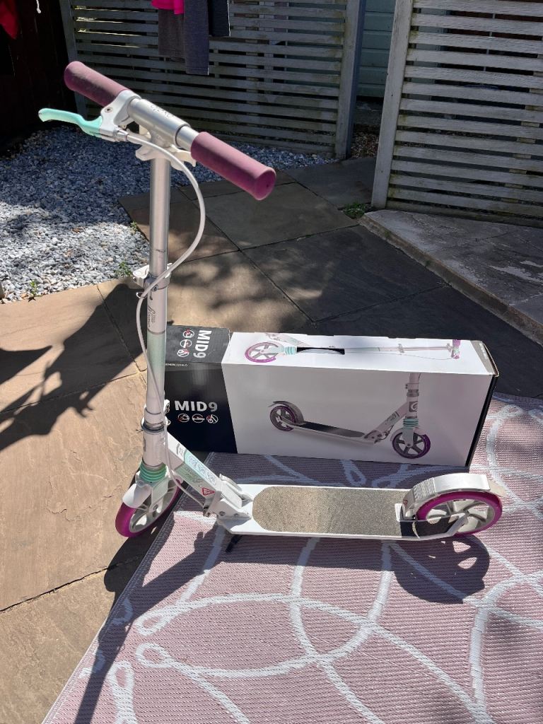 Oxelo MID9 Scooter – White and Pink, Good Condition