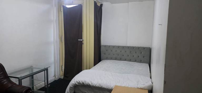 Large Double Room with Private Balcony - M14 – £695 Inc Bills