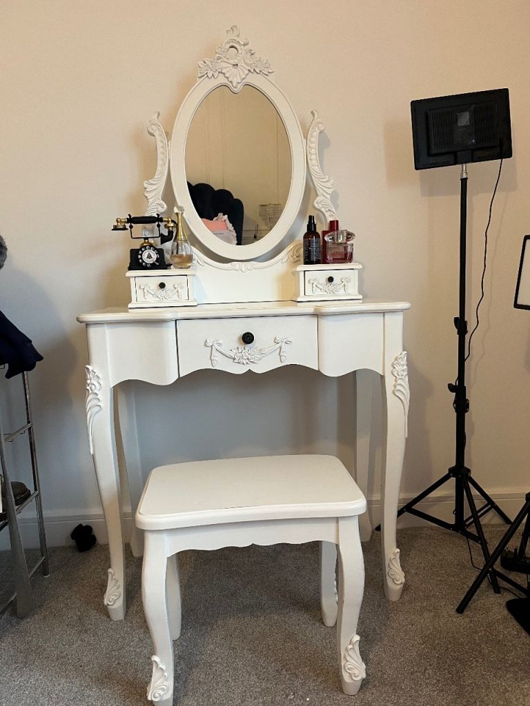 French style dressing table 