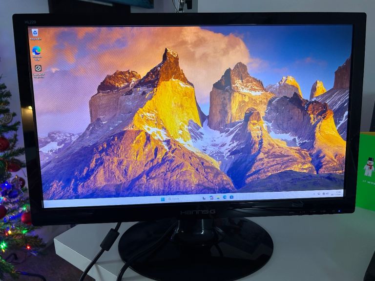 Hanns-G 22” VGA & DVI monitor 