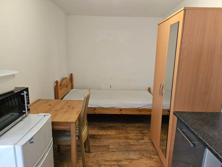 Modern en suite with side access