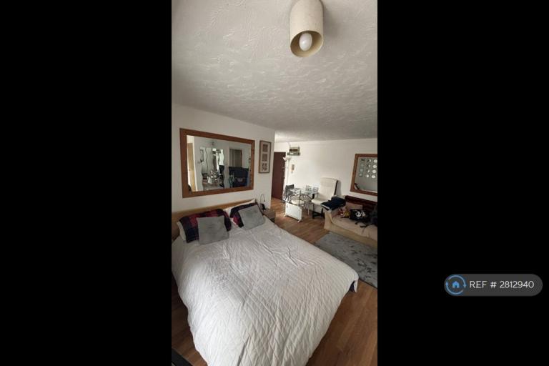 Studio flat in Toulouse Court, London, SE16 (#2812940)