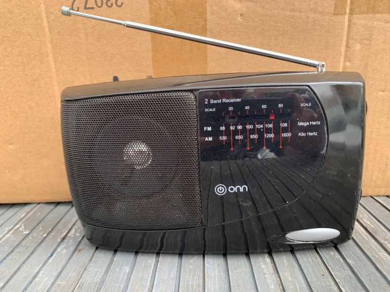 Battery / Mains FM / AM Onns Radio. 