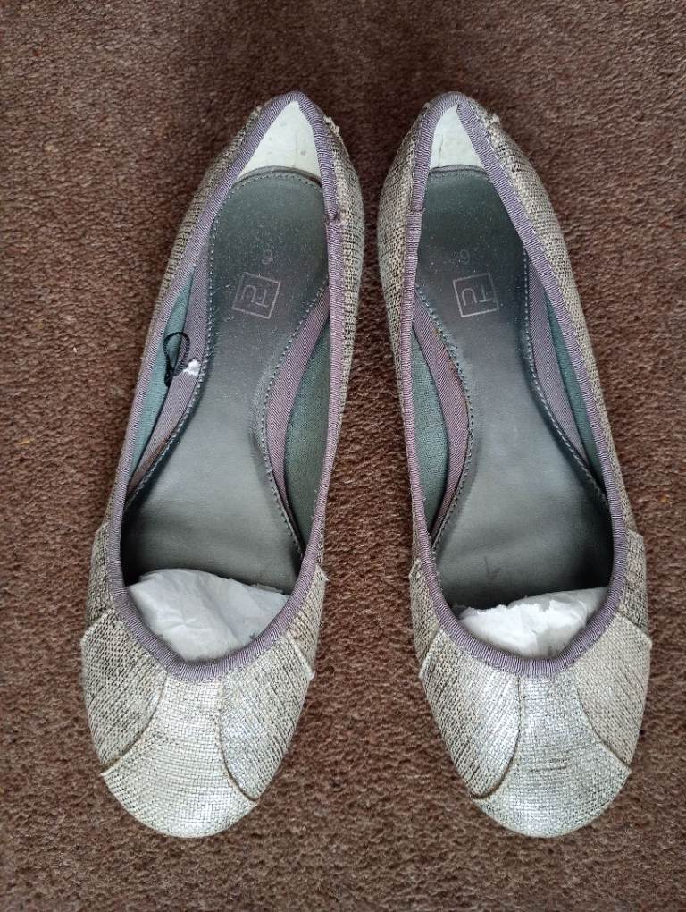 FLAT, SMART SHOES. SIZE 6. Pale-gold/silver/ivory with a weaved linen look appearance. New cond.