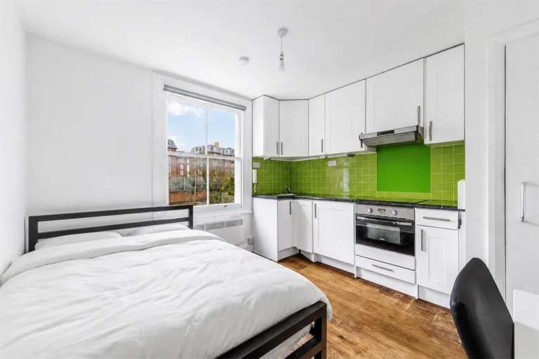 Converted Bedsit Share Shower WC 1 Other IncludesWater OtherBillsExtra 1 Person VeryNearTubeBusShops