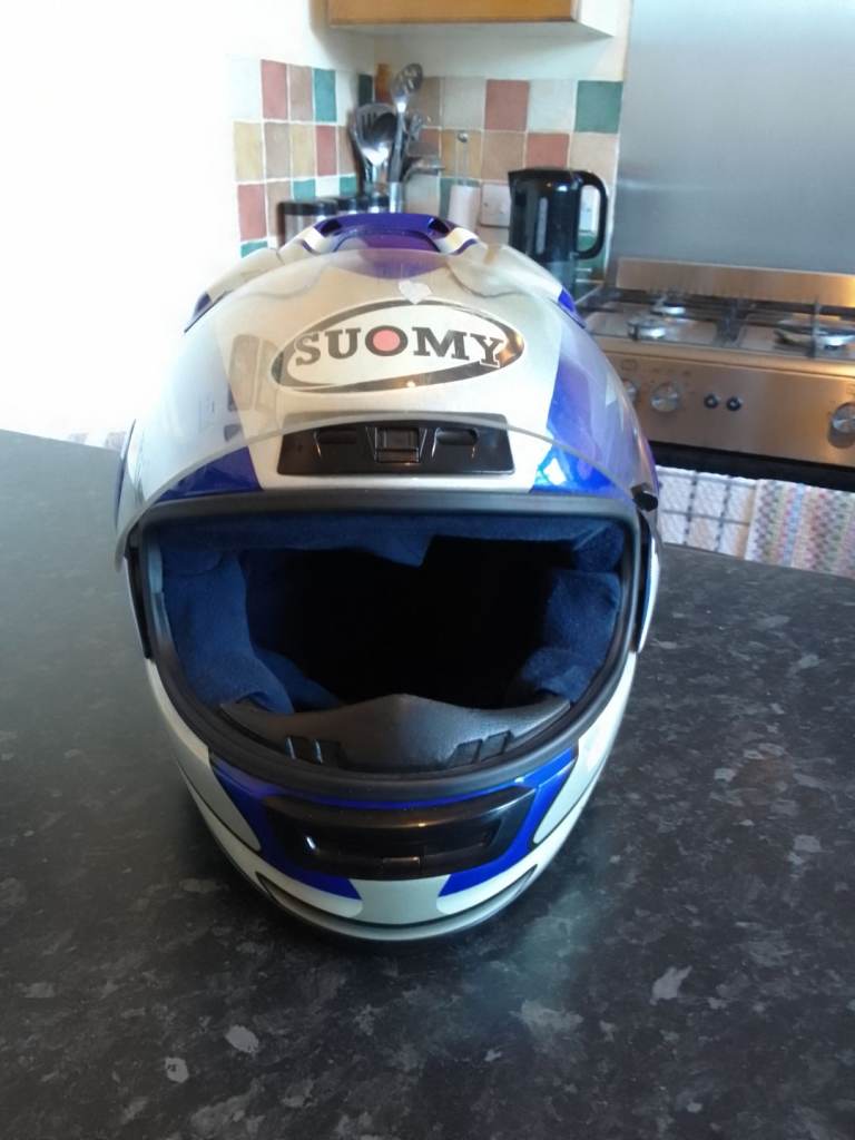 Suomy gun wind XL crash helmet.