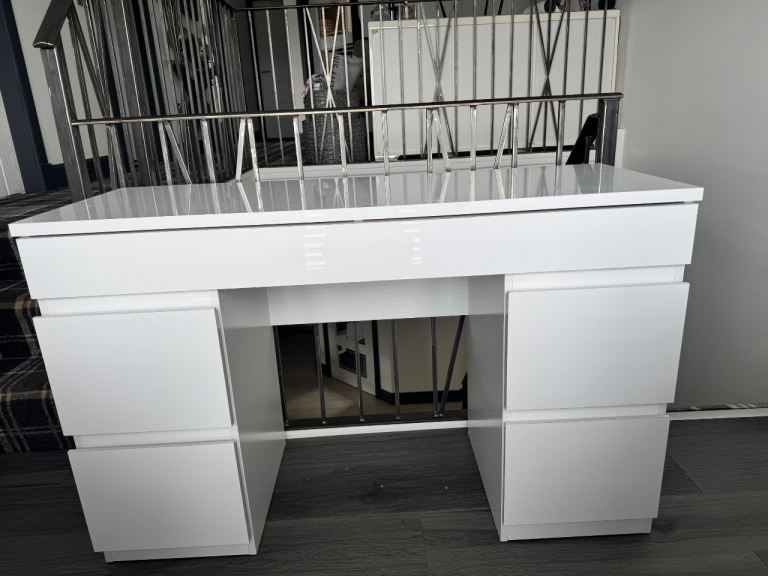 White gloss dressing table