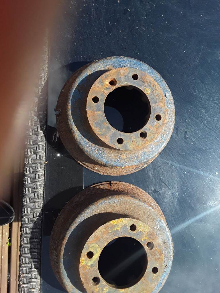Classic mini wheel brake drums with wheel hubs with extended wheel studs 