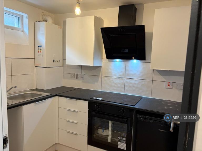 2 bedroom flat in Kirkintilloch, Glasgow, G66 (2 bed) (#2815256)