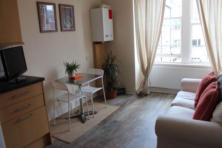 1 Bed flat to let at foot of the walk