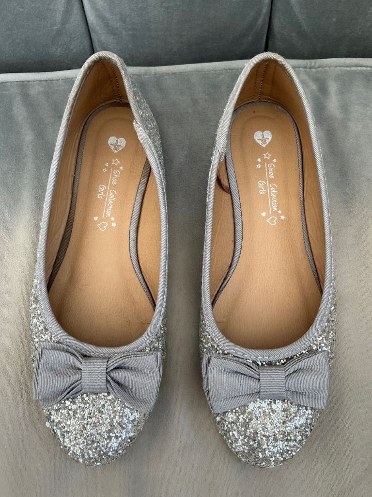 ‘Peacocks’ Girls Silver Glitter Ballet Flats – Size UK 3/Eur 36