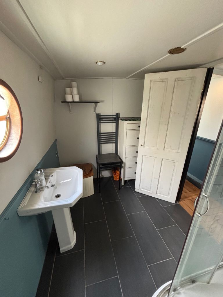 60 x 10 widebeam canalboat perfect for 1/2 people - new skylight installed