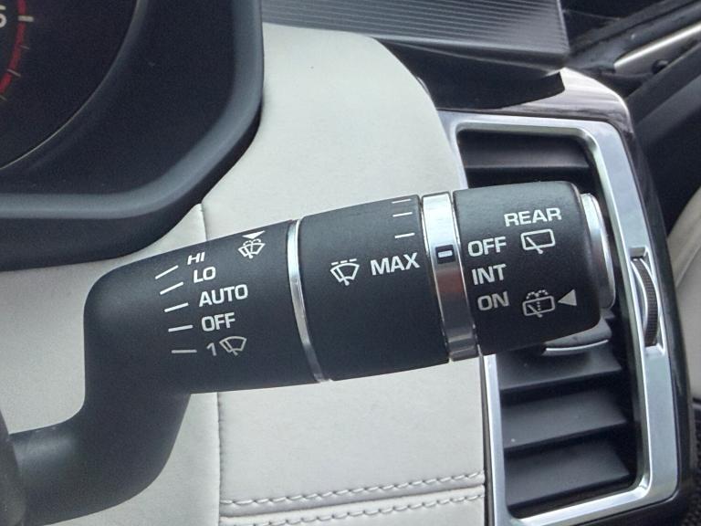 2017 Land Rover Discovery 3.0 TDV6 HSE Automatic 4WD Euro 6 5dr SUV Diesel Automatic