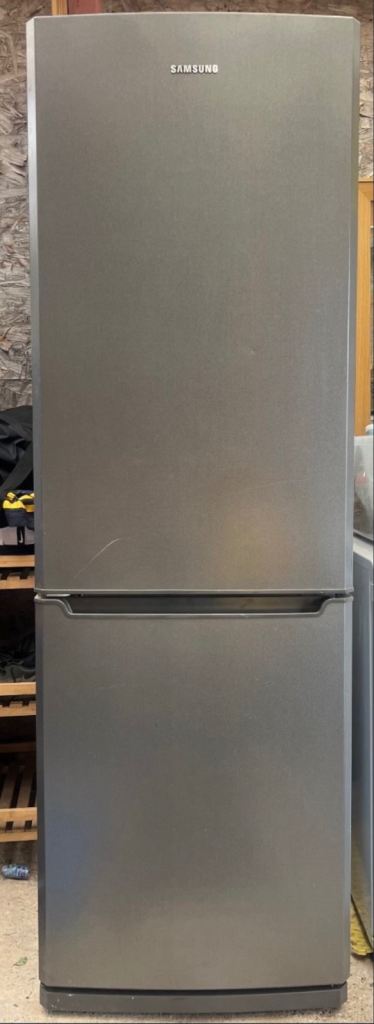 Samsung Silver Fridge Freezer – Freestanding, Good Condition
