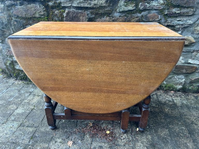 Drop leaf gate leg table