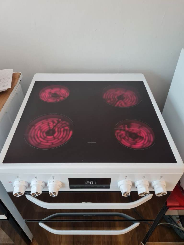 Hotpoint Multiflow freestanding electric cooker white 60cm wide 