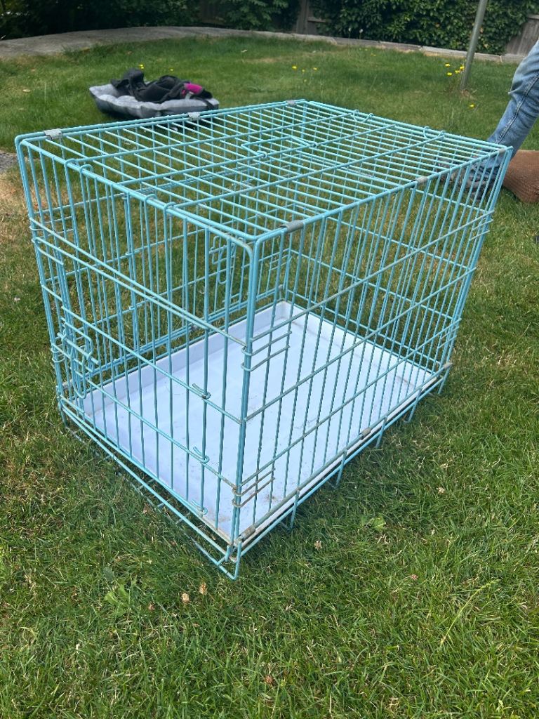 Medium collapsible dog or pet crate 