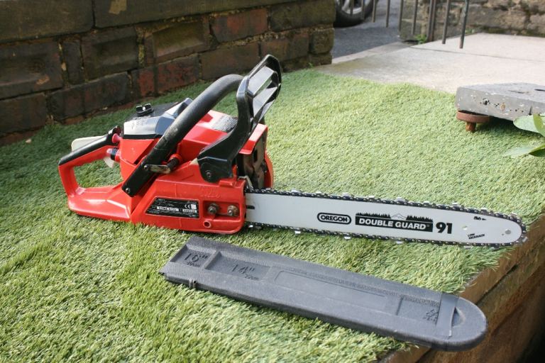petrol chainsaw 16”bar excellent condition, just serviced, new chain