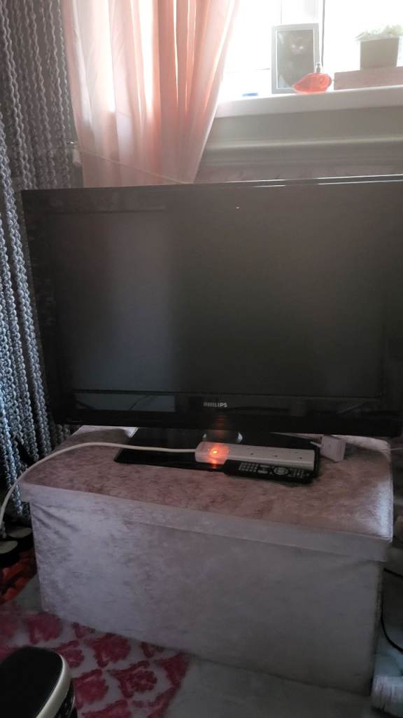 Philips Flat Screen TV with Remote – Good Condition