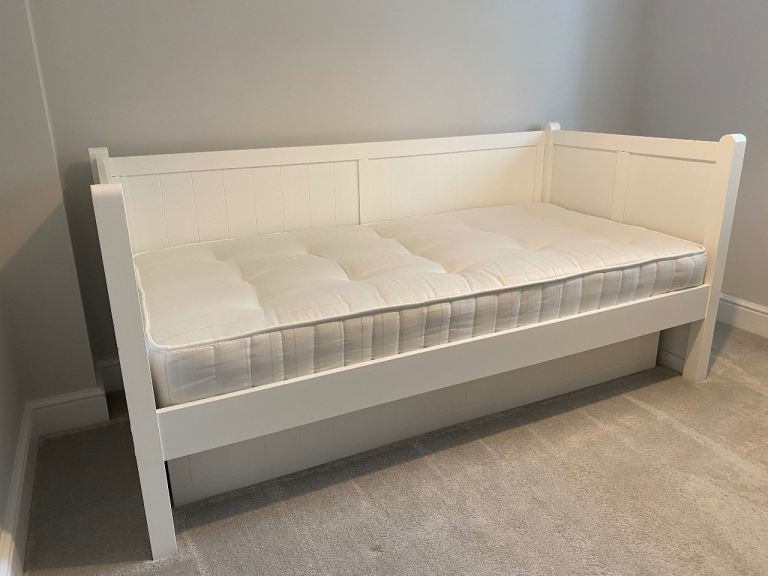 White Wooden Hampton Day Bed with Guest Underbed and Mattresses – As Good As New