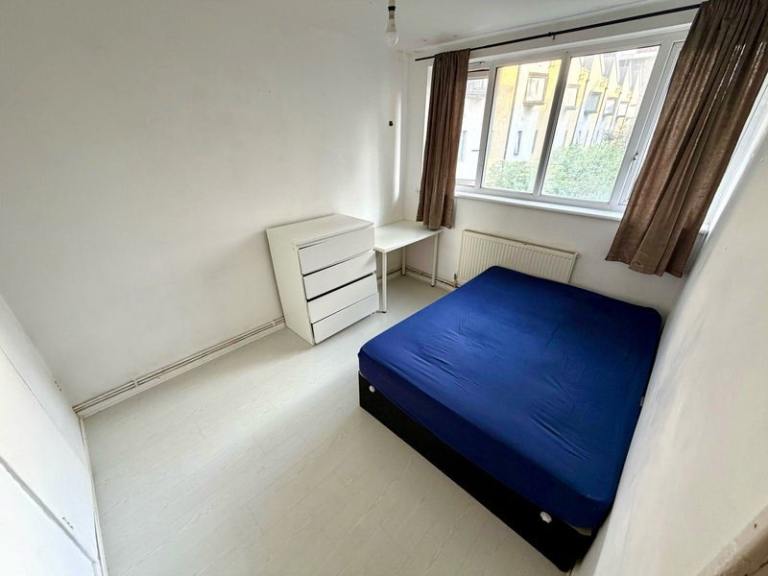 🍀Spacious Room – Near Westferry Station & Walking Distance to Canary Wharf✨