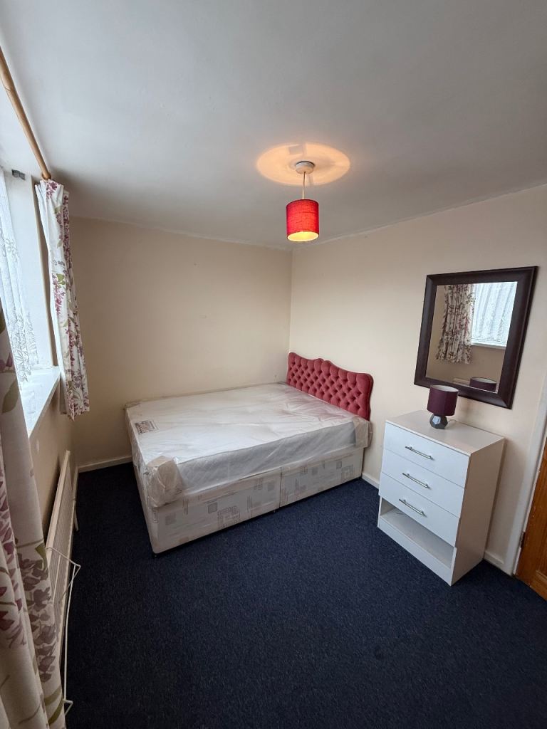 Double and single room to rent