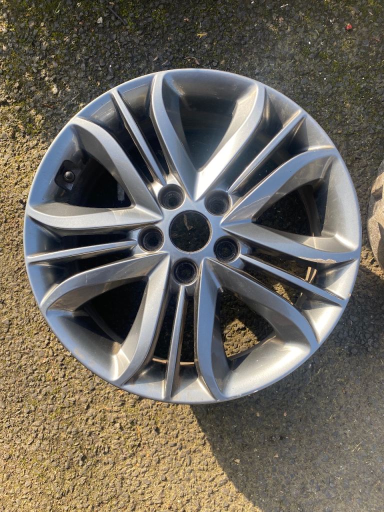 Hyundai IX£% Aluminium Wheel Rin and Tool Kit £50 ono