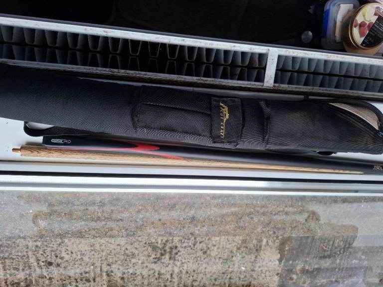 Ronnie osullivan pool cue with carrying case